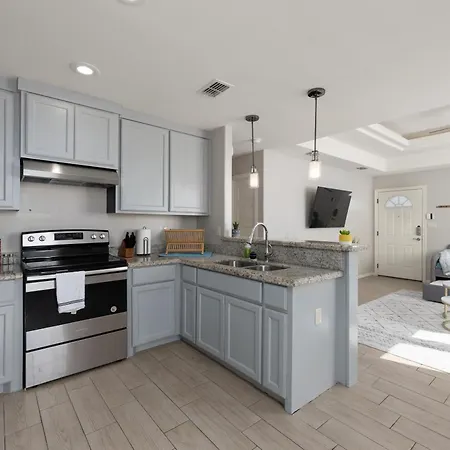 Cozy 3 Bed 2 Bath Apartment, Near Shopping Plazas, Expressway And Free Parking
